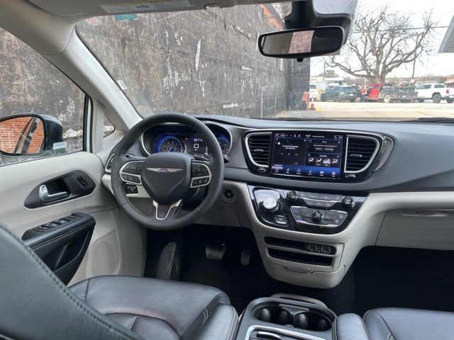 Used 2024 Chrysler Pacifica Touring-L image 40