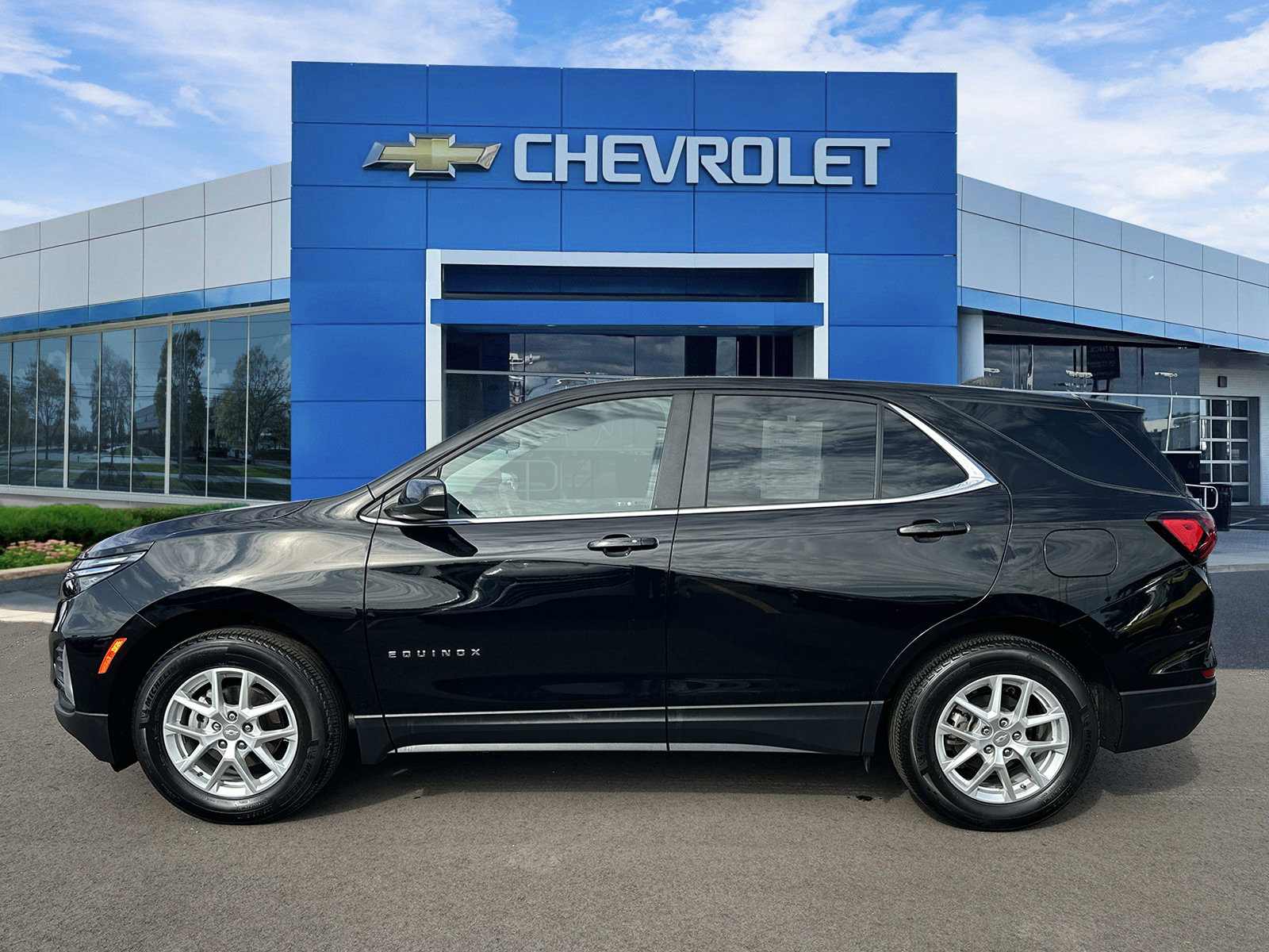 Certified 2024 Chevrolet Equinox LT w/ LPO, Floor Liner Package FWD image 2