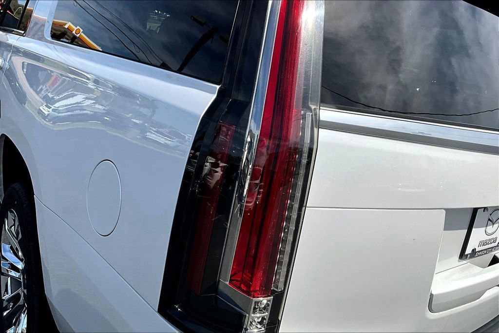 Used 2020 Cadillac Escalade ESV Premium Luxury image 31