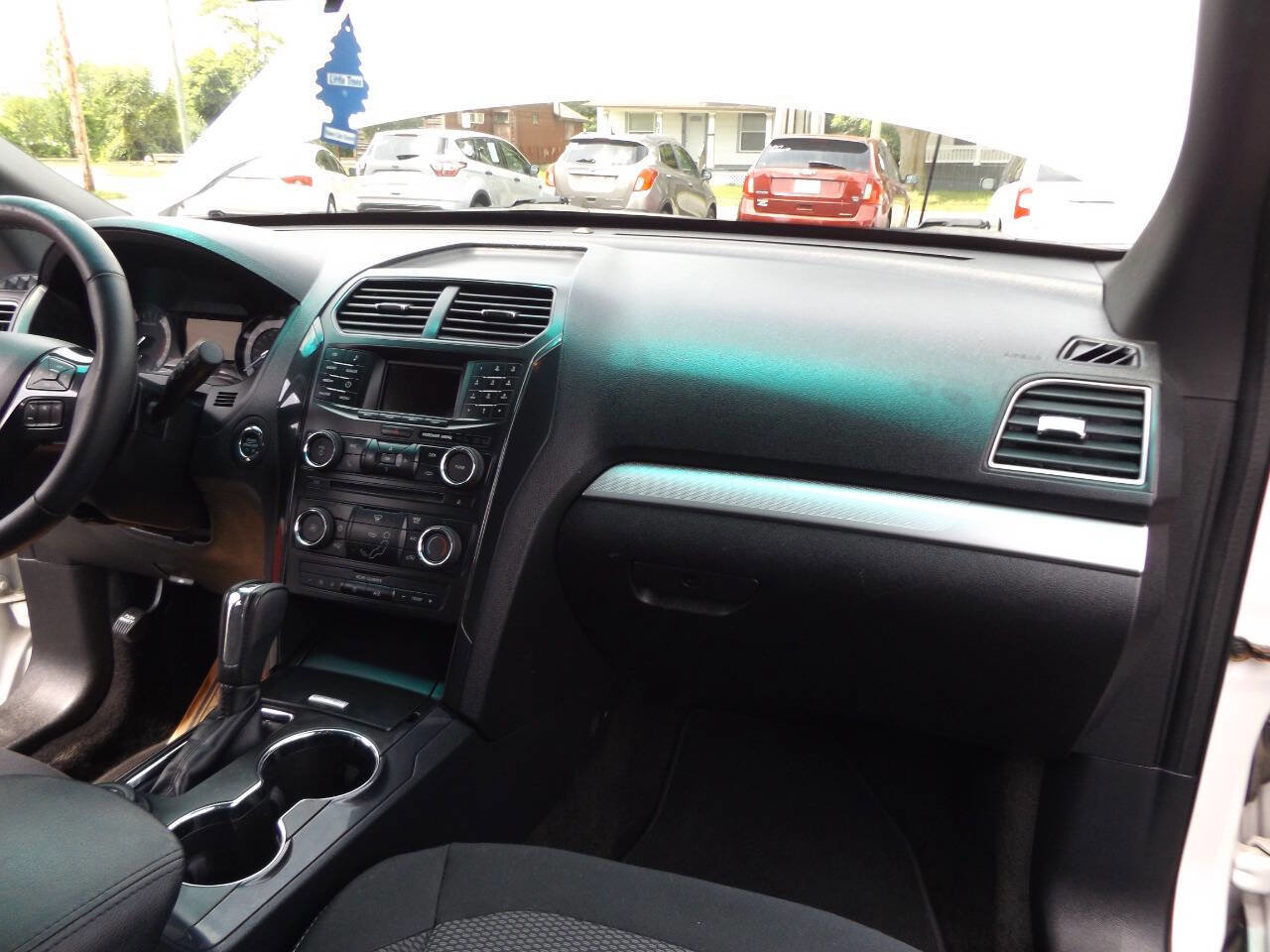 Used 2016 Ford Explorer XLT image 26