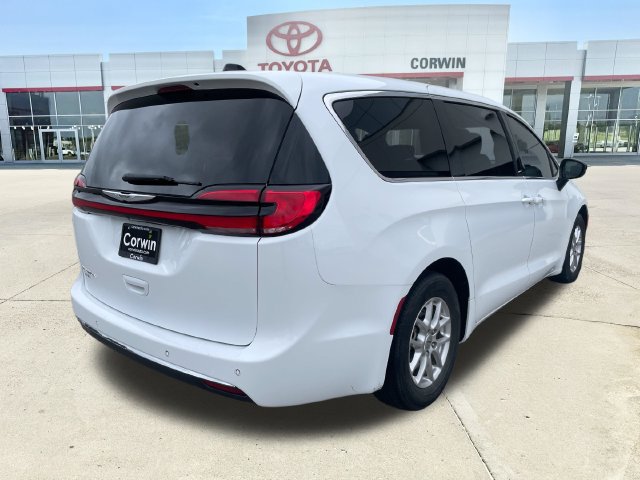Used 2024 Chrysler Pacifica Touring-L FWD image 5