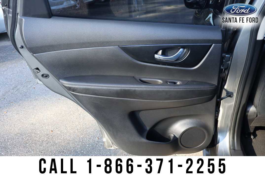 Used 2017 Nissan Rogue SV image 13