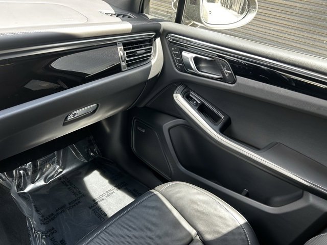 Certified 2025 Porsche Macan image 23