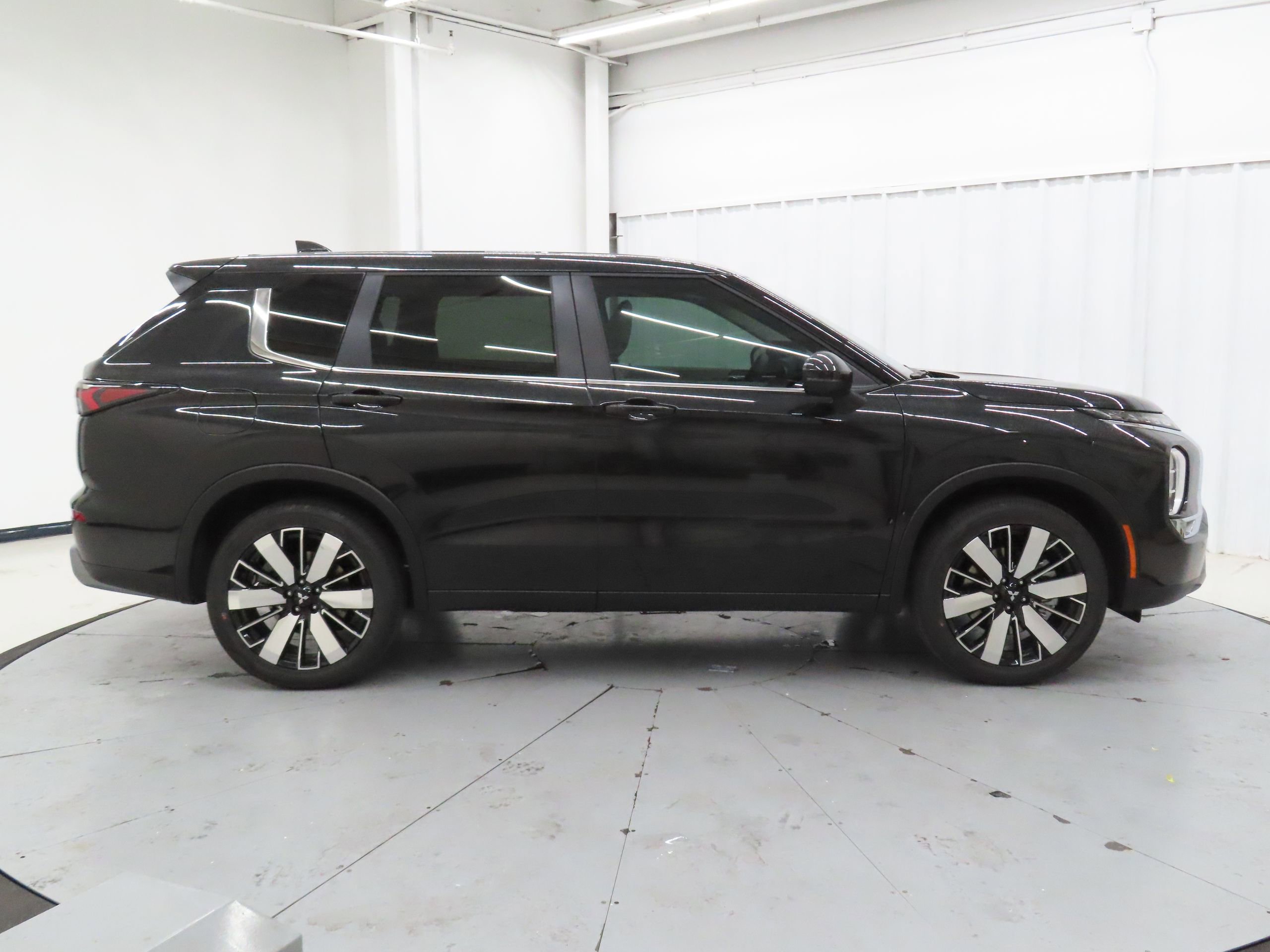 New 2026 Mitsubishi Outlander SE FWD image 2