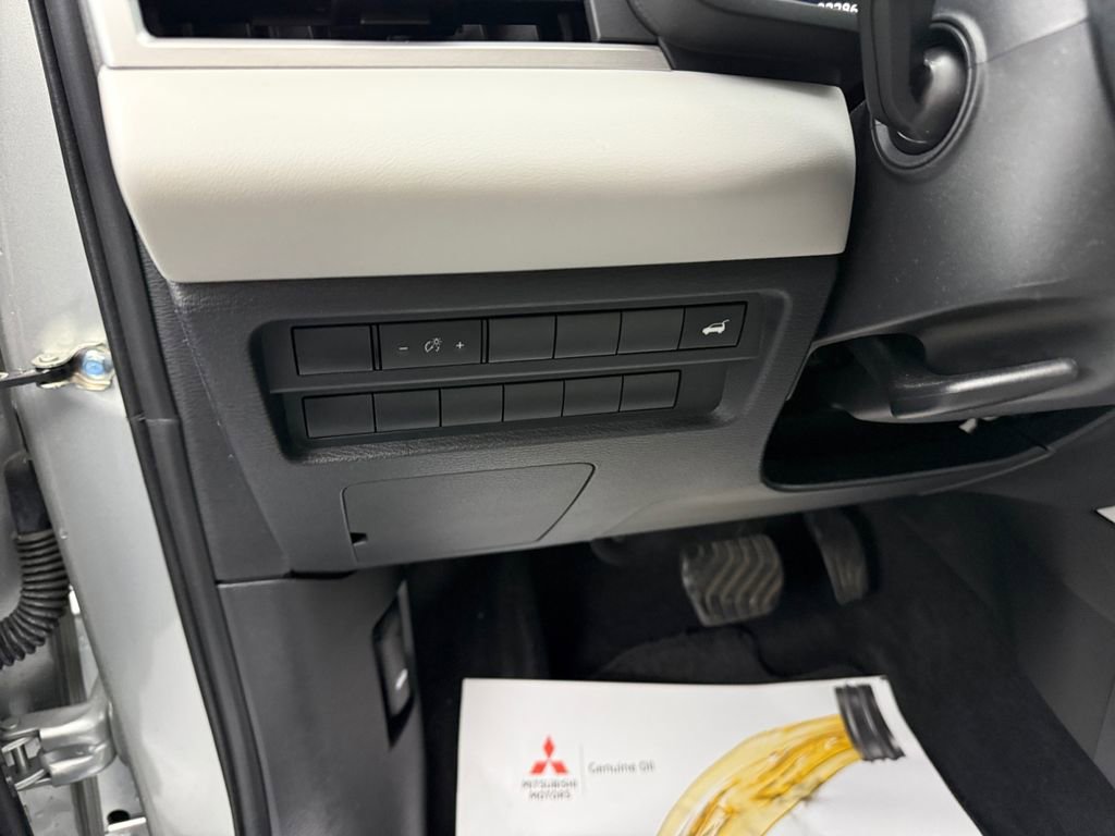 Used 2023 Mitsubishi Outlander SEL image 28