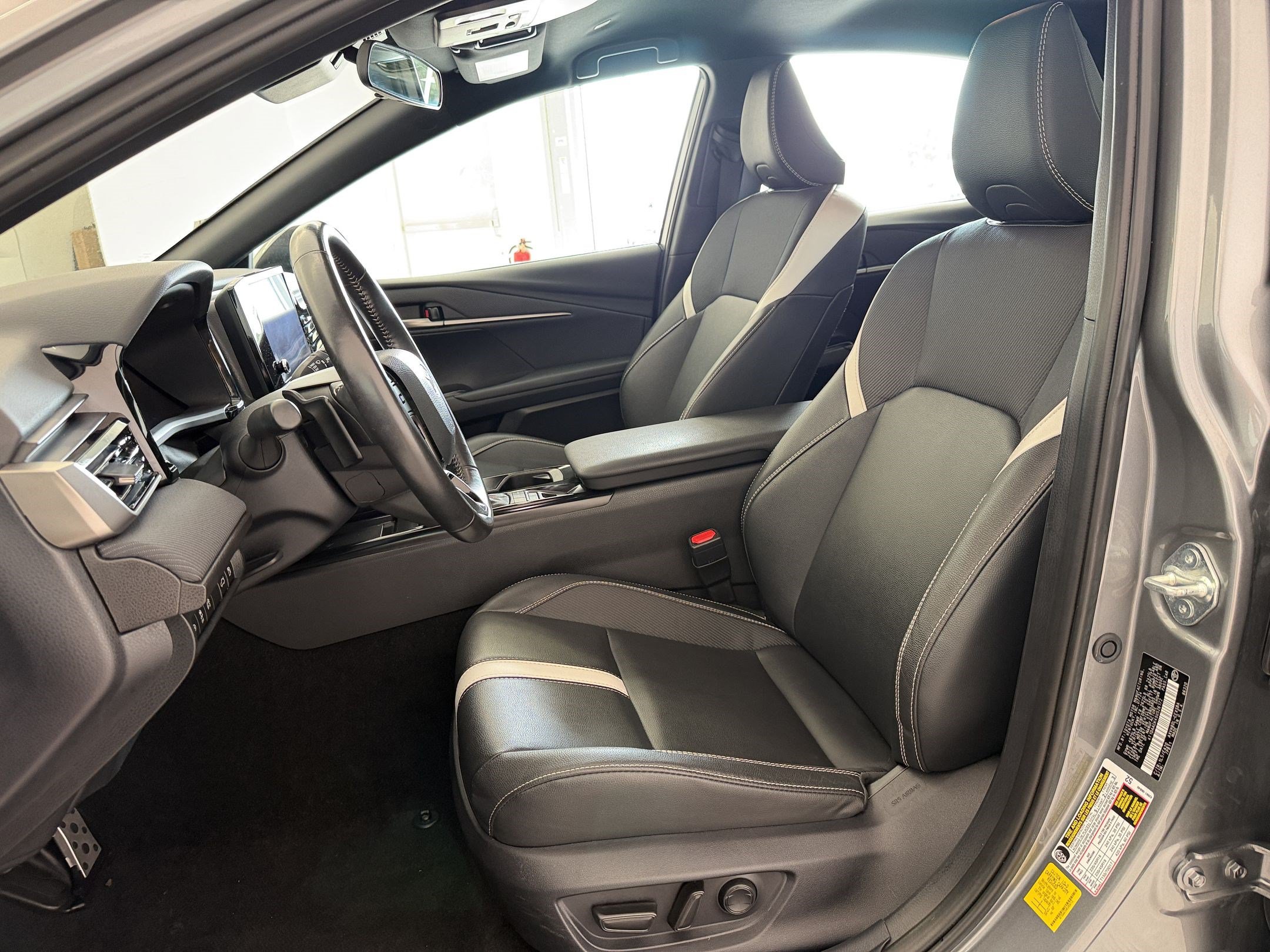 Used 2025 Toyota Camry SE FWD image 5