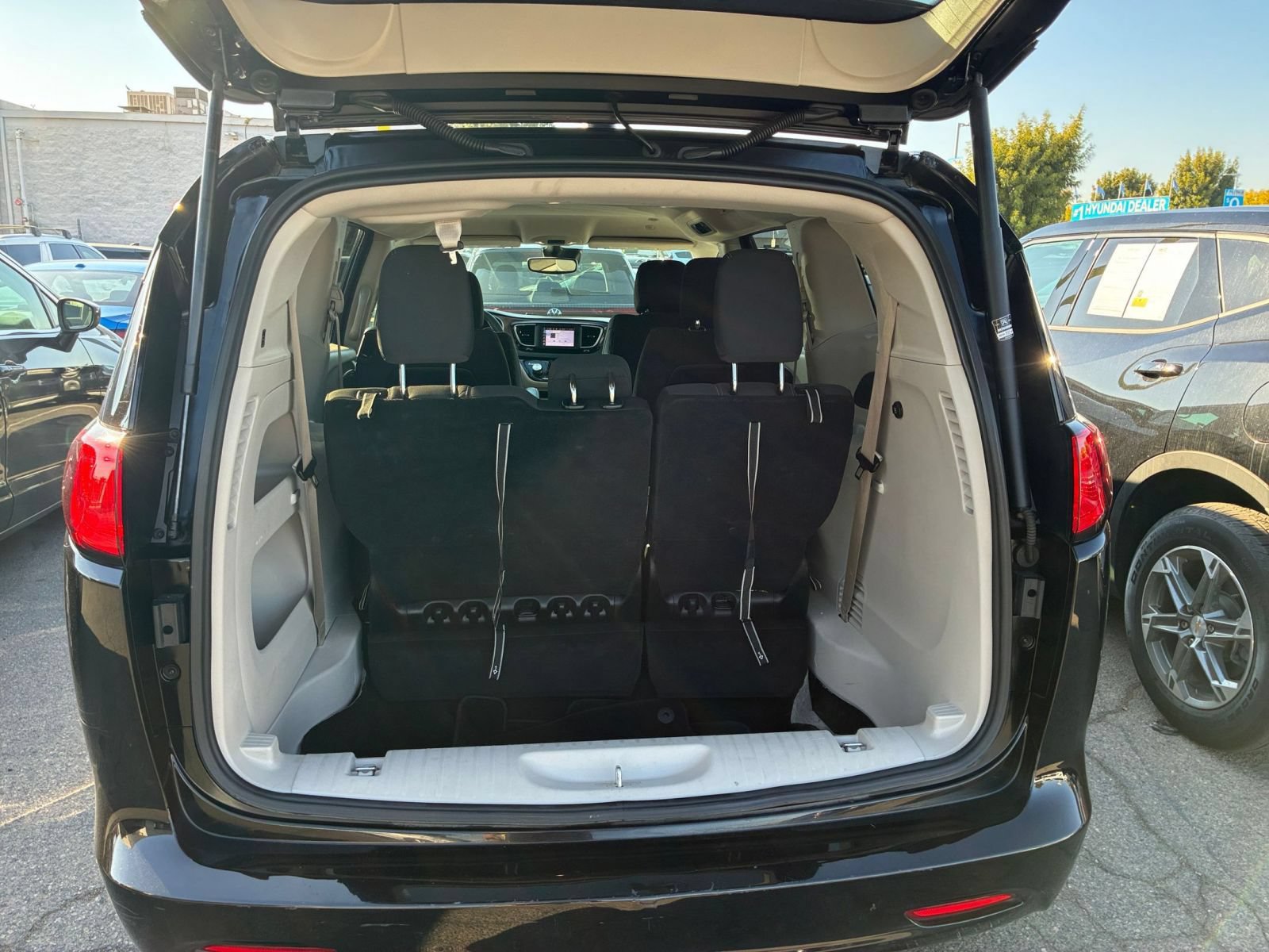 Used 2024 Chrysler Voyager LX FWD image 33