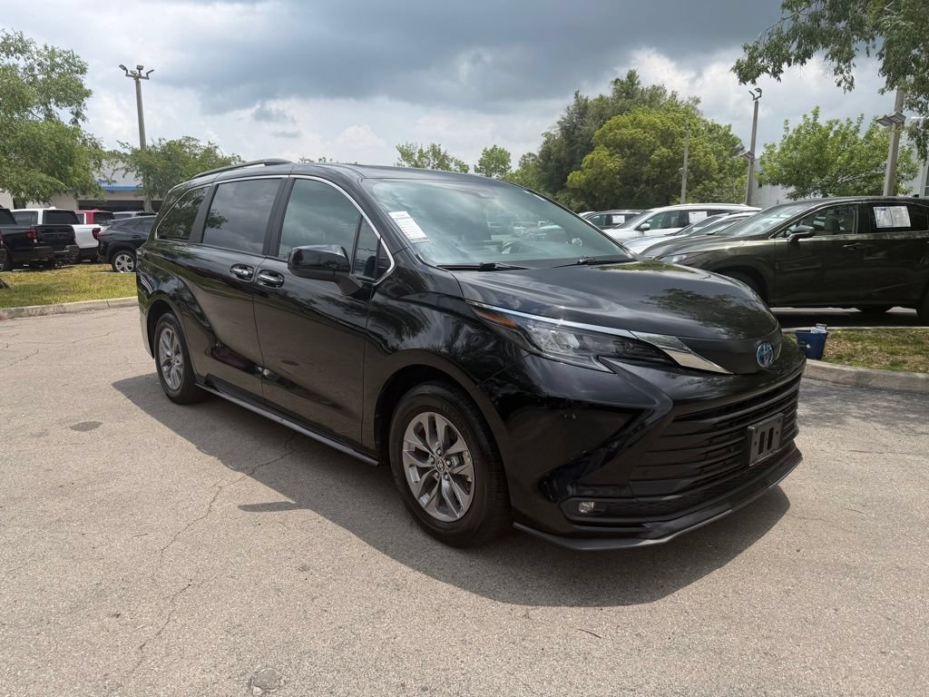 Used 2025 Toyota Sienna XLE FWD video 1
