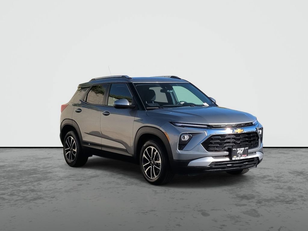 Used 2025 Chevrolet TrailBlazer LT FWD image 2
