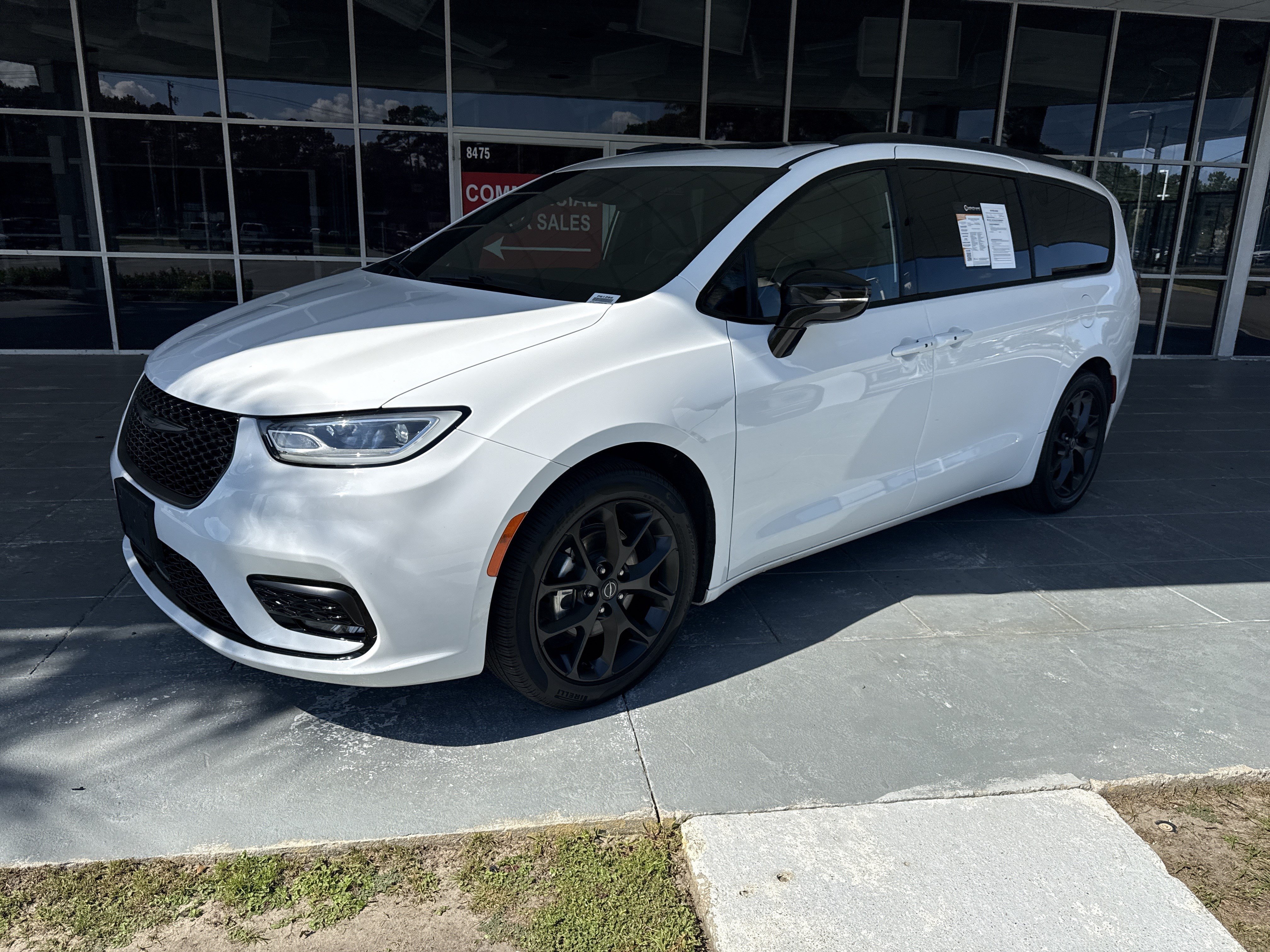 Used 2025 Chrysler Pacifica Limited FWD image 4
