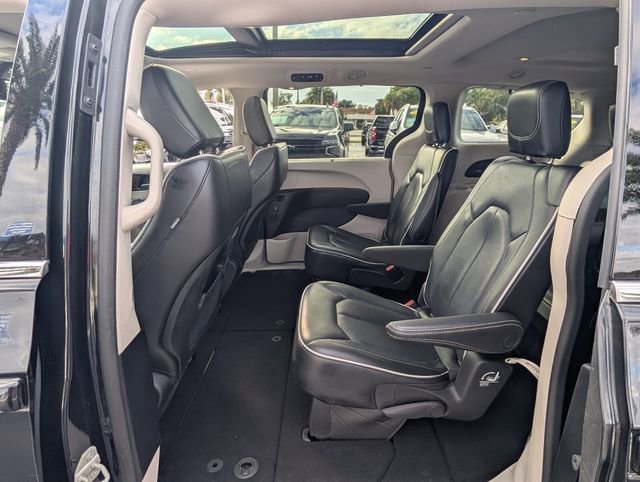 Used 2023 Chrysler Pacifica Limited image 9