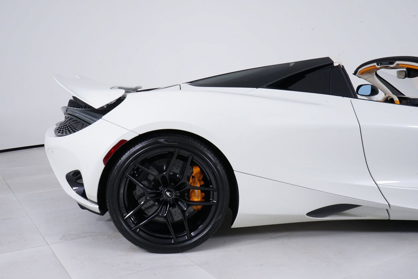 Used 2024 McLaren 750S Spider RWD image 13