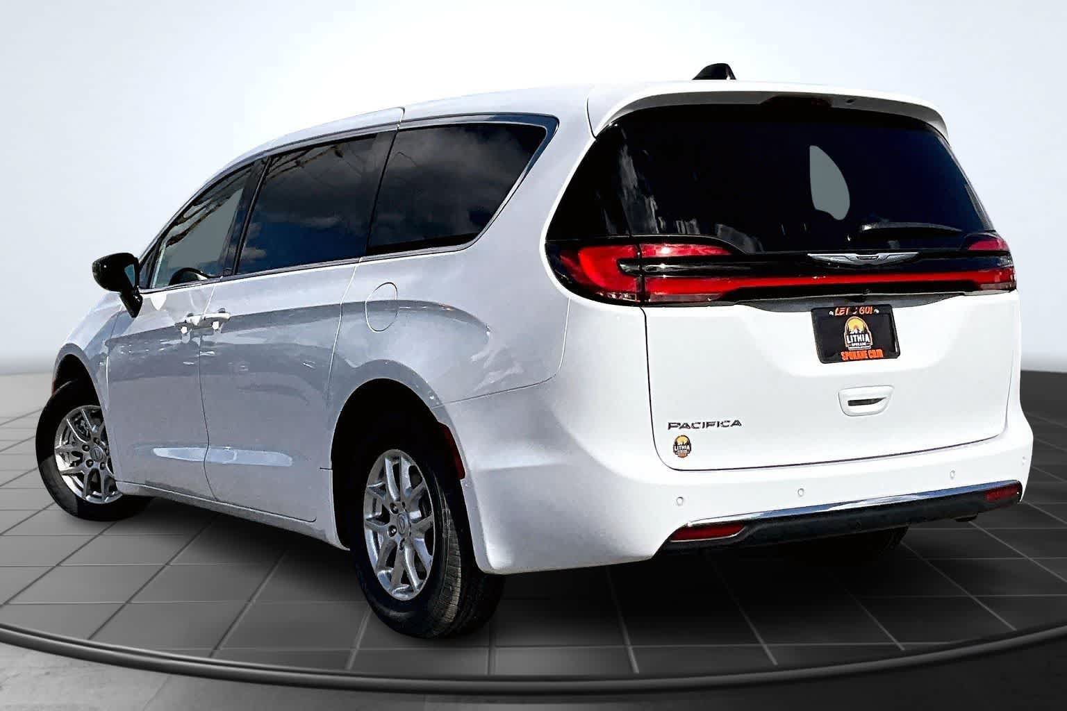 New 2026 Chrysler Pacifica Select FWD image 4