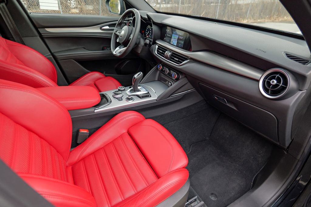 Used 2024 Alfa Romeo Stelvio Ti w/ Performance Driving Package image 35
