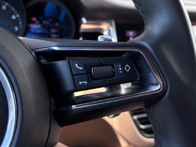 Certified 2022 Porsche Macan AWD/4WD image 17