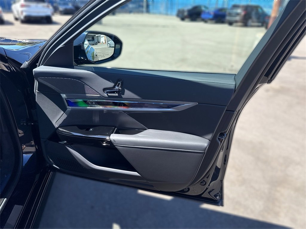 New 2026 BMW 750e xDrive image 27