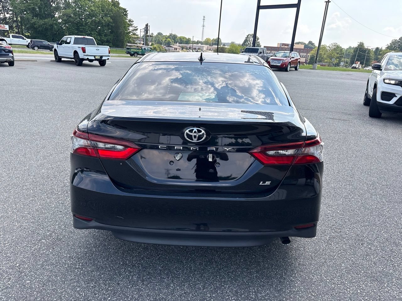 Used 2022 Toyota Camry LE FWD image 8