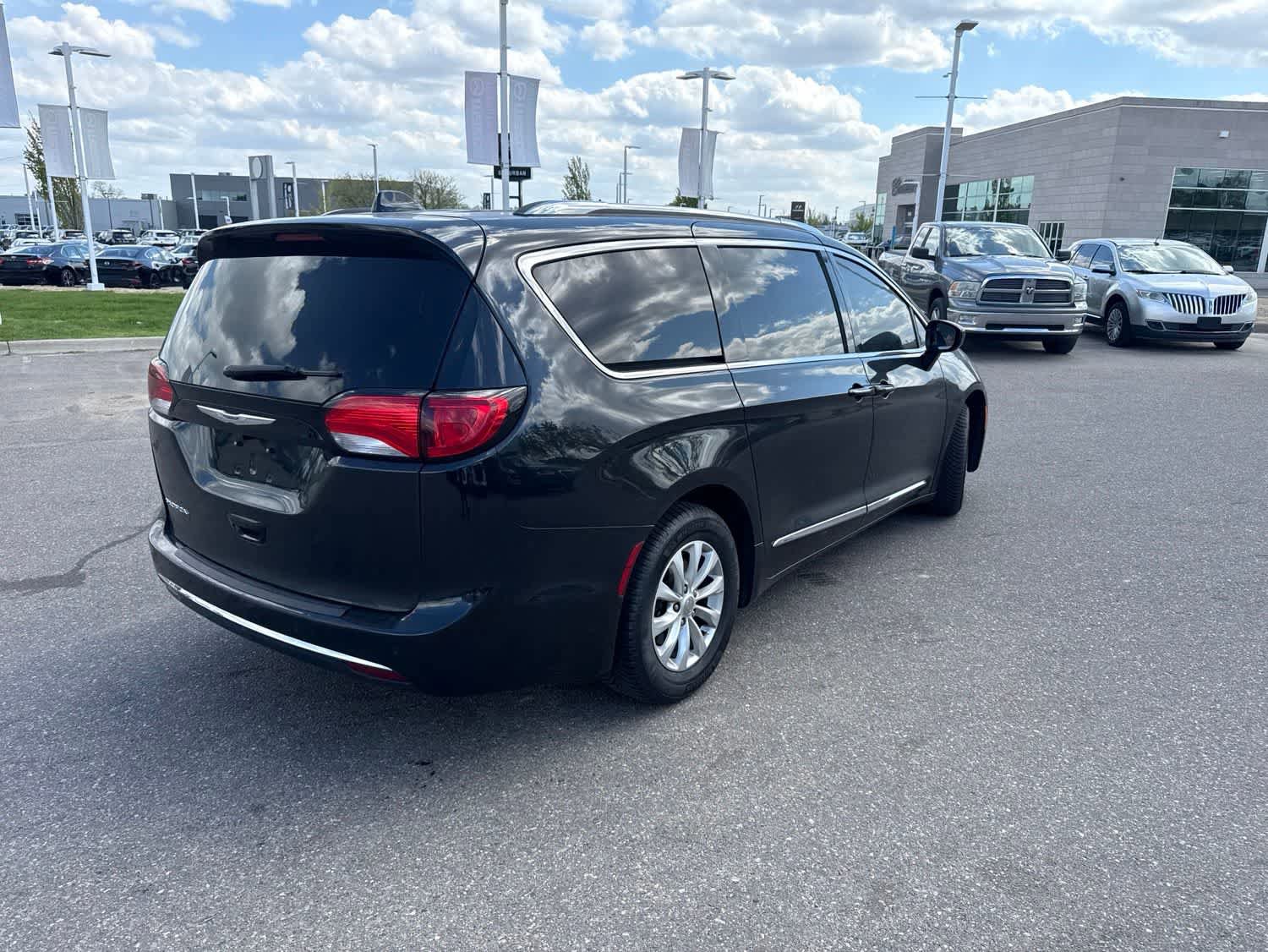 Used 2018 Chrysler Pacifica Touring-L FWD image 5