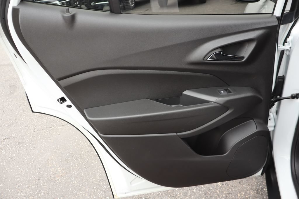 Used 2024 Chevrolet Trax RS w/ Sunroof Package FWD image 27