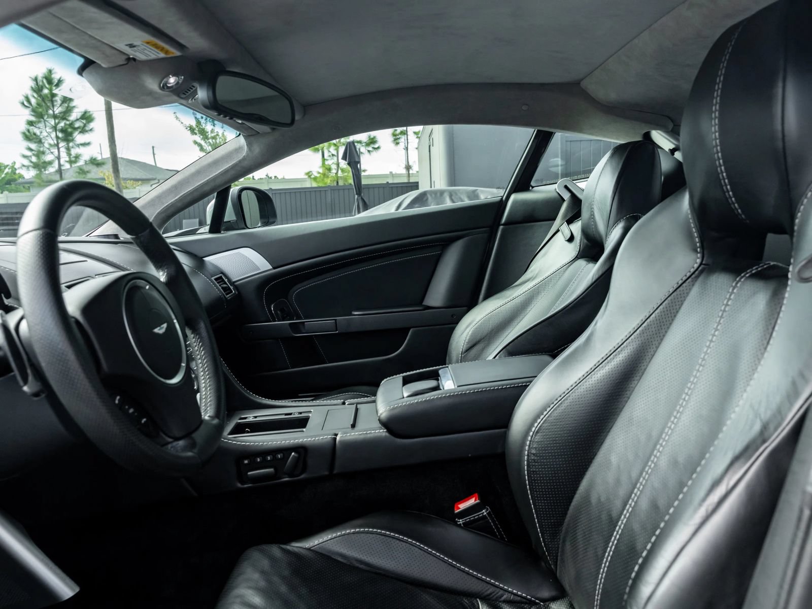 Used 2011 Aston Martin V8 Vantage Coupe RWD image 37