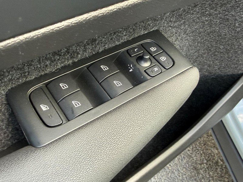 Used 2026 Volvo XC40 B5 Plus AWD/4WD image 15