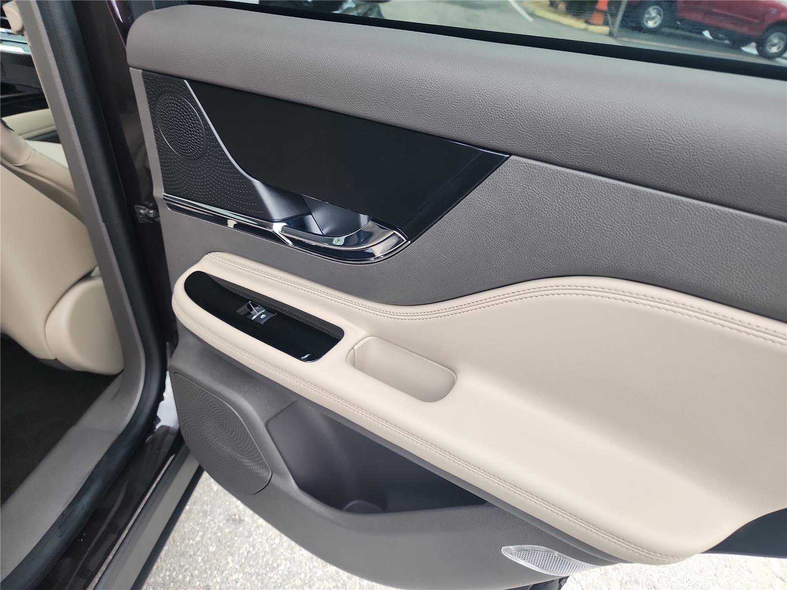 Used 2023 Lincoln Corsair FWD w/ Towing Package image 20