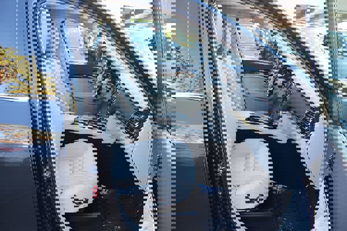 Used 2017 Volvo XC90 T6 Momentum w/ Vision Package image 25