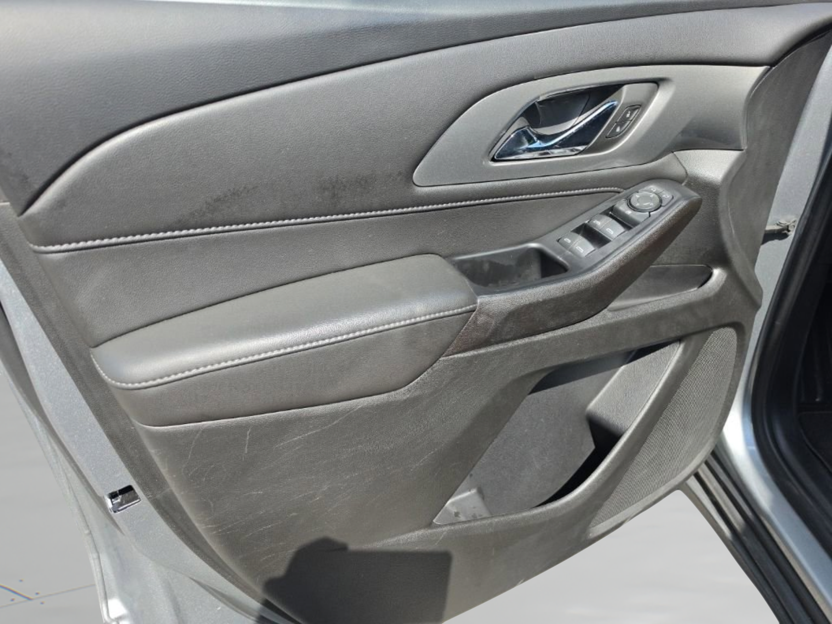 Used 2023 Chevrolet Traverse LT FWD image 12