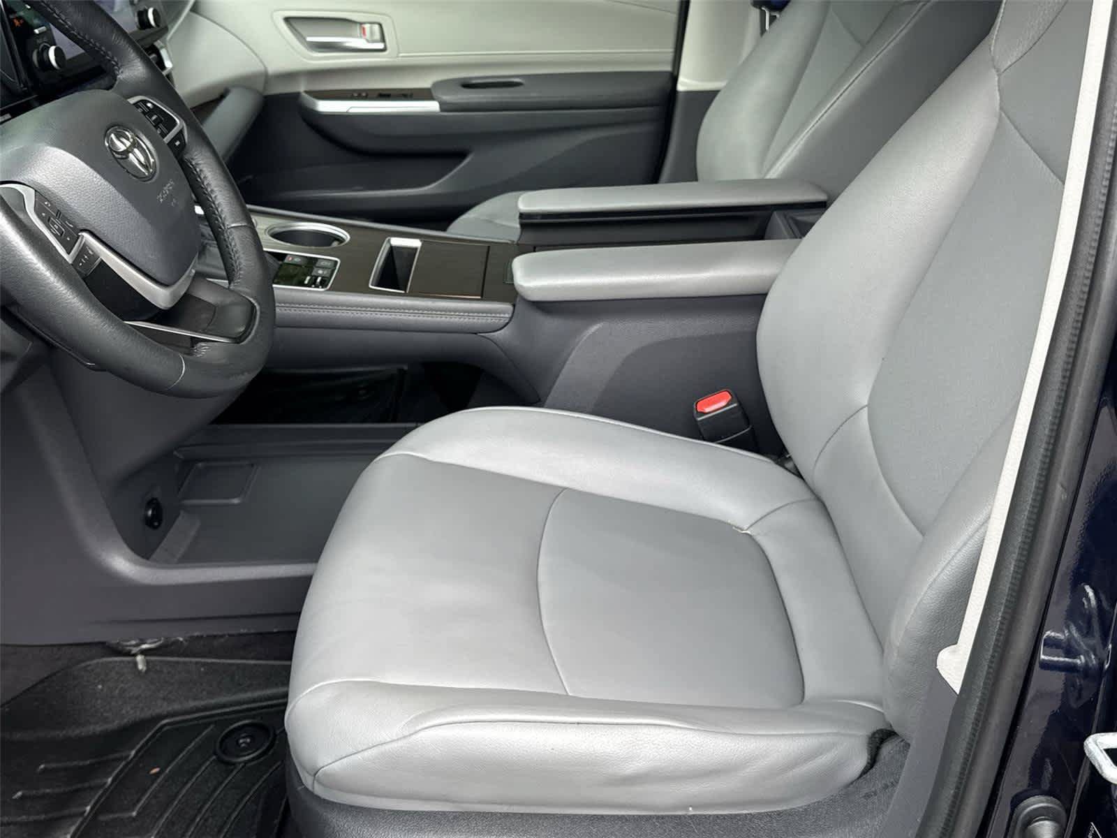 Used 2022 Toyota Sienna XLE FWD image 12