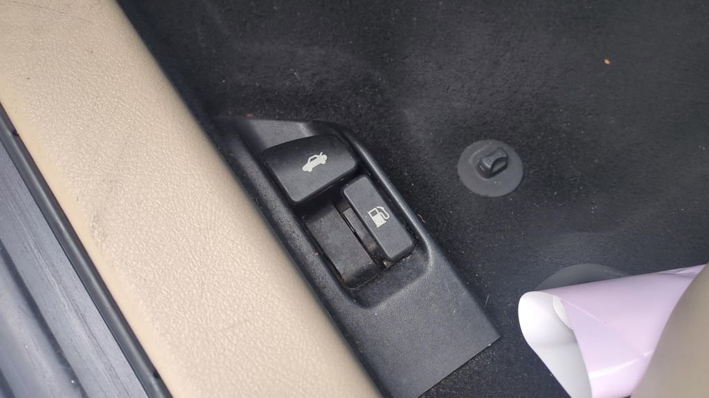 Used 2012 Toyota Camry LE image 17