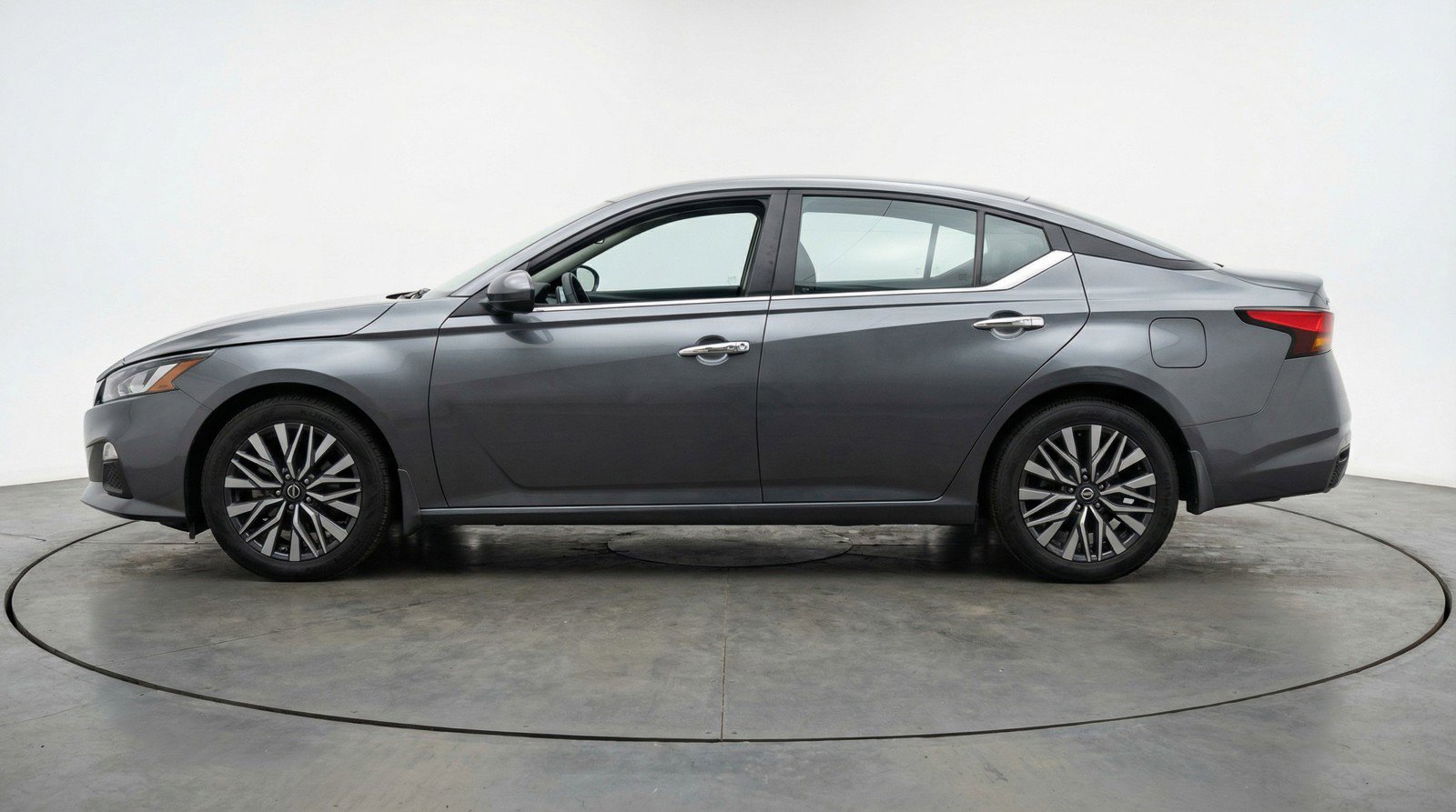 Used 2025 Nissan Altima 2.5 SV image 5