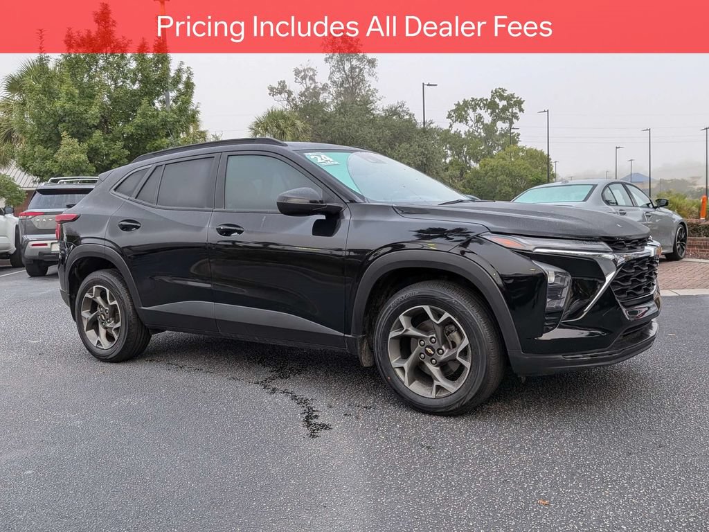 Used 2024 Chevrolet Trax LT w/ Driver Confidence Package FWD image 2