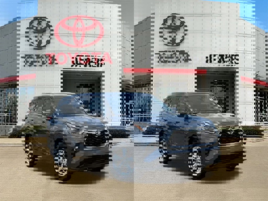 Used 2023 Toyota Highlander LE image 2