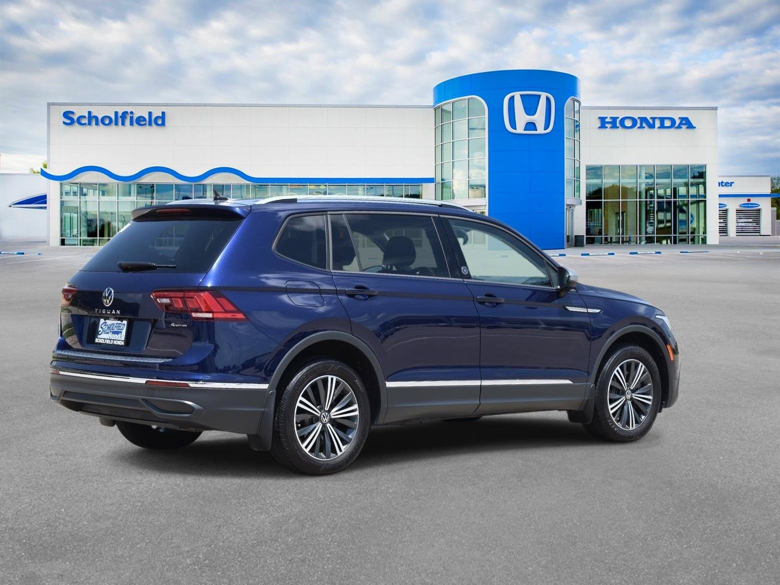 Used 2024 Volkswagen Tiguan Wolfsburg Edition AWD/4WD image 3