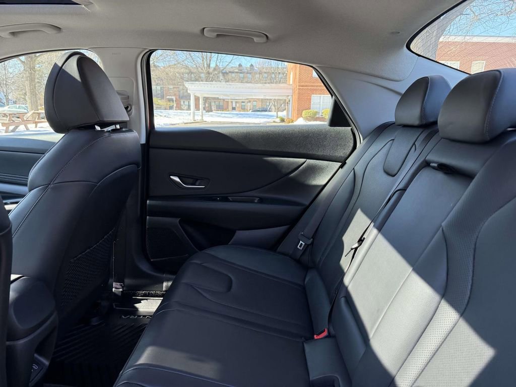 Used 2025 Hyundai Elantra Limited image 17