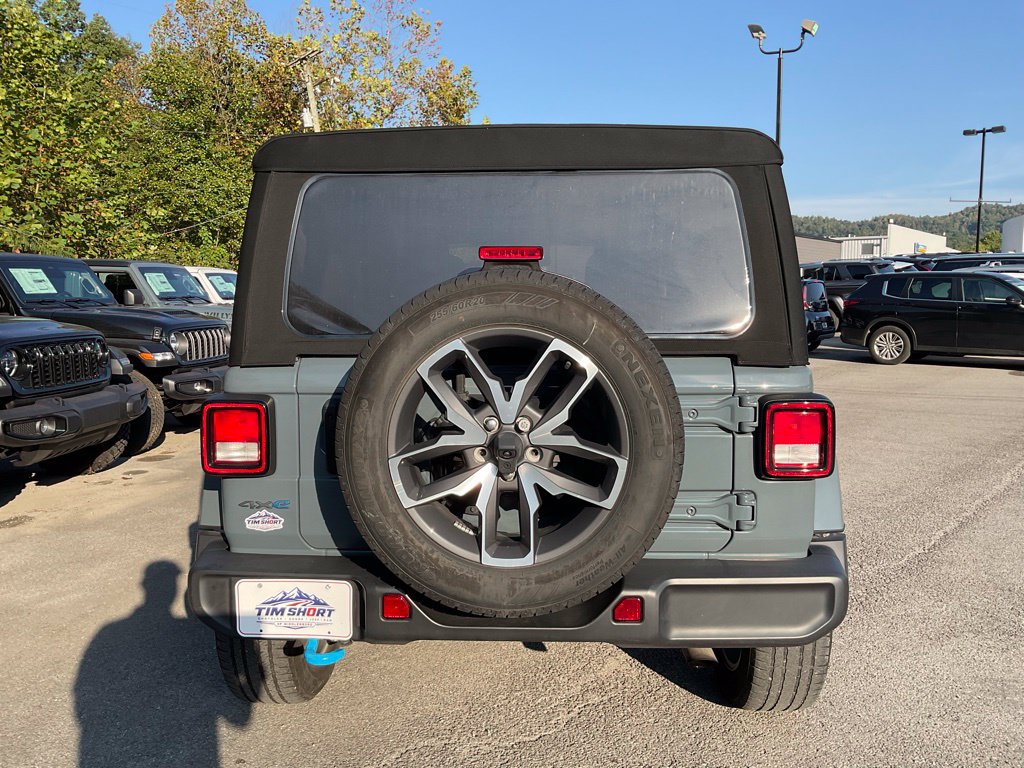 Used 2024 Jeep Wrangler Unlimited w/ Convenience Group AWD/4WD image 5