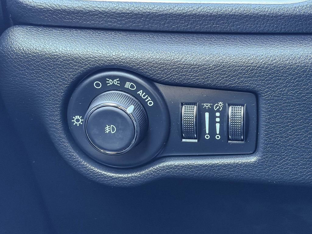 Used 2025 Chrysler Pacifica Premium image 51