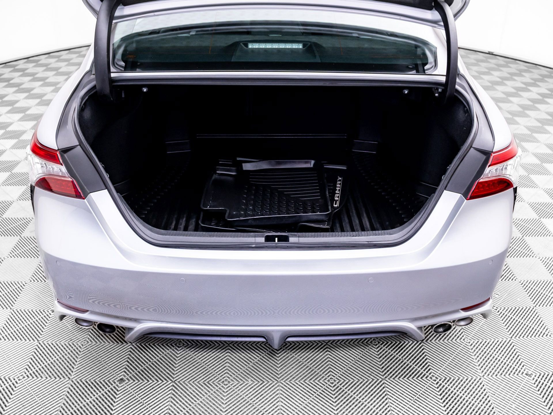 Used 2018 Toyota Camry XSE image 31