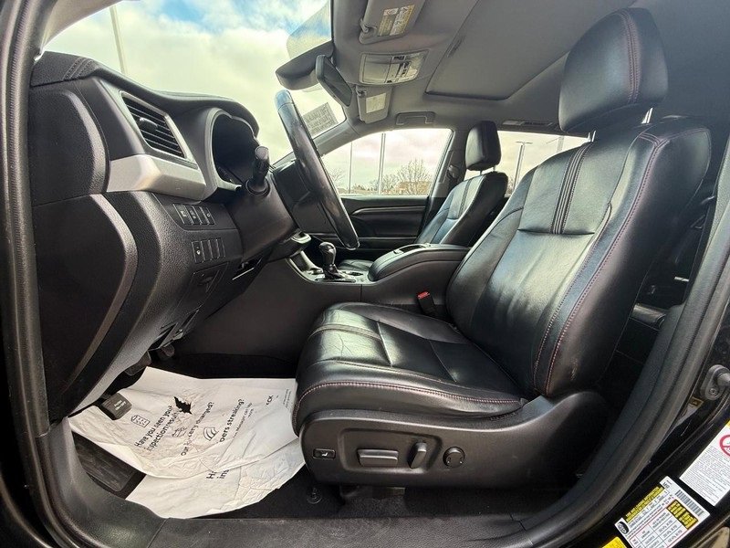 Used 2019 Toyota Highlander SE image 24