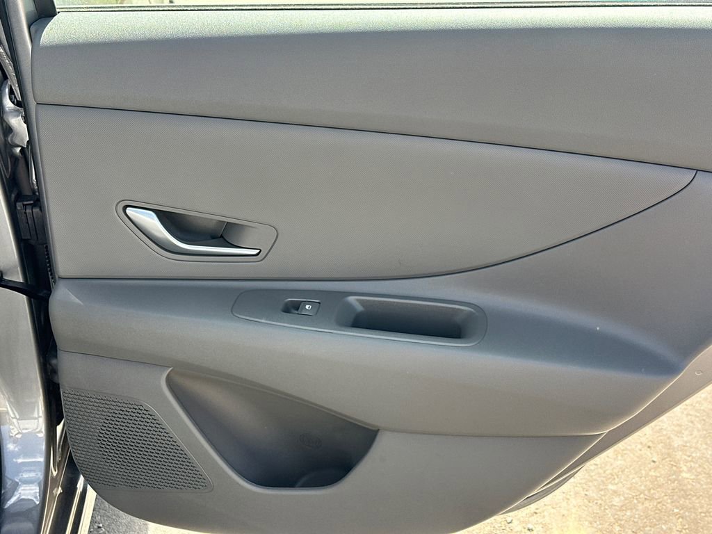 Used 2025 Hyundai Elantra SE image 16