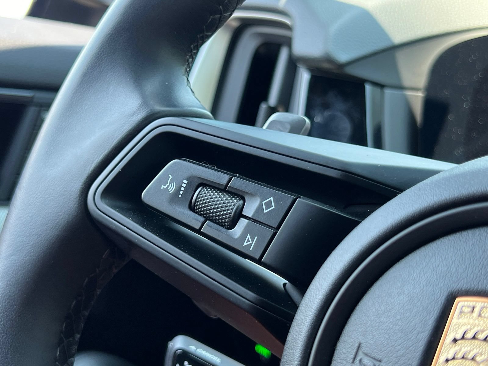 Certified 2024 Porsche Cayenne Coupe AWD/4WD image 25