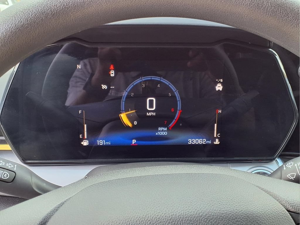 Used 2025 Chevrolet Trax LT FWD image 17