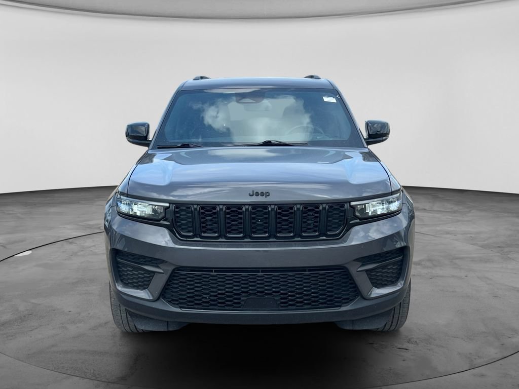 Used 2024 Jeep Grand Cherokee Altitude AWD/4WD image 4