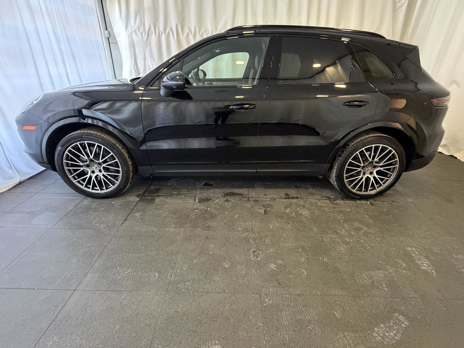 Certified 2023 Porsche Cayenne Platinum Edition image 2