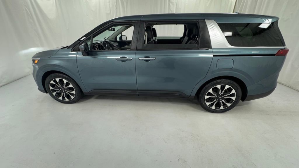 Used 2024 Kia Carnival EX FWD image 6