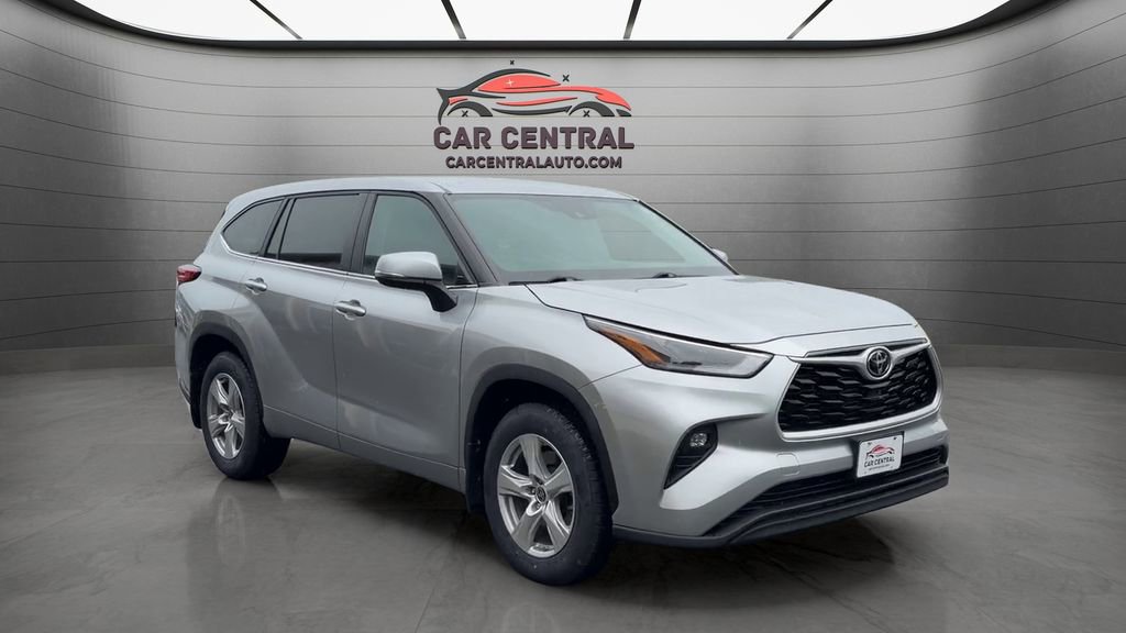 Used 2023 Toyota Highlander LE AWD/4WD image 8