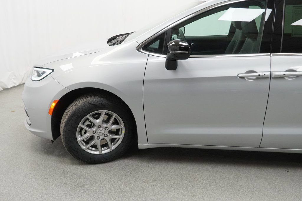 New 2026 Chrysler Pacifica Select image 15