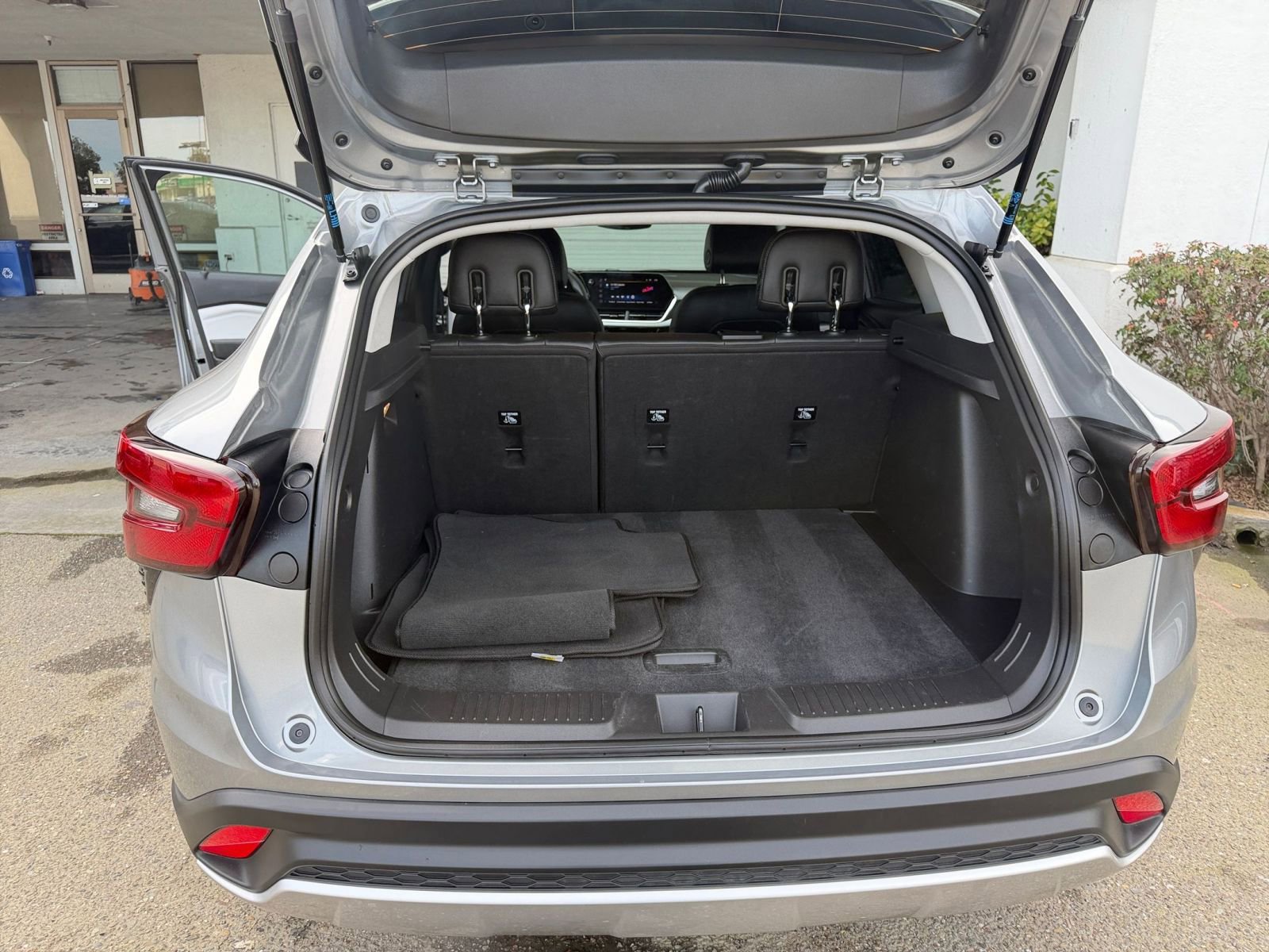 Used 2025 Chevrolet Trax LT image 32