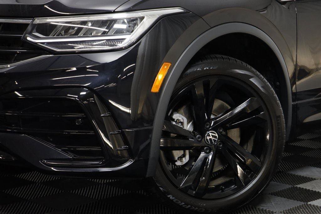 Certified 2024 Volkswagen Tiguan SE R-Line image 3