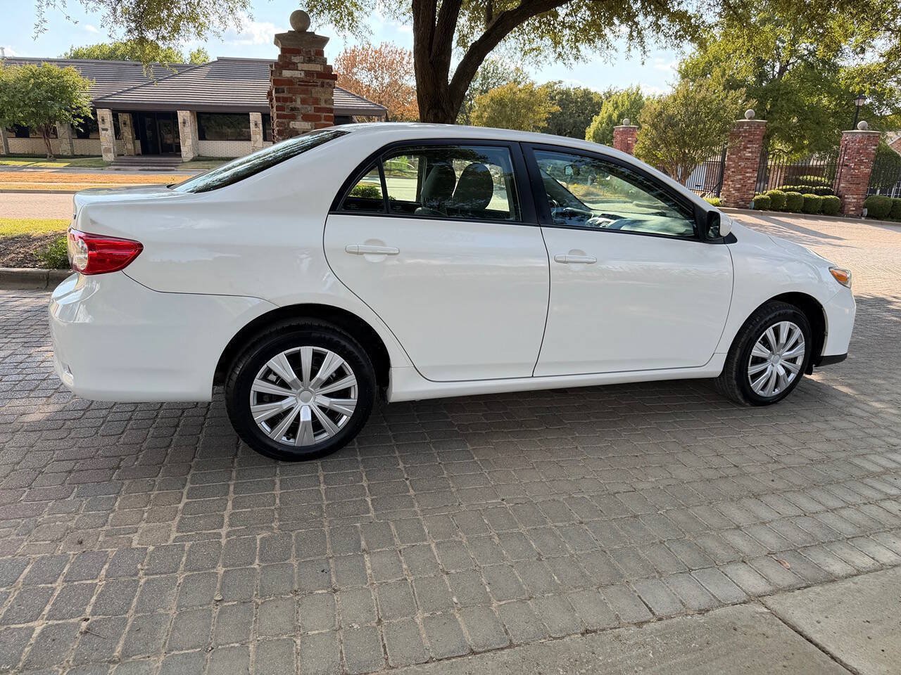 Used 2012 Toyota Corolla LE FWD image 3
